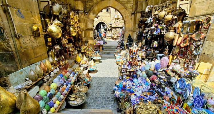 Kleurrijke marktscène met aardewerk en lantaarns.