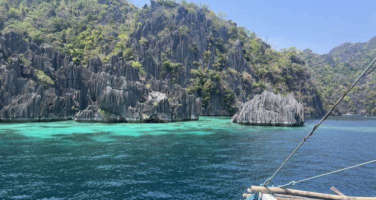 Eaux turquoise claires avec des formations rocheuses.