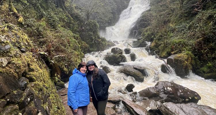 Twee mensen voor een waterval.