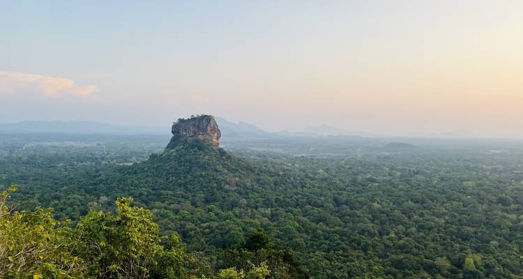 Vue aérienne mettant en valeur l'emblématique formation rocheuse de Sigiriya.