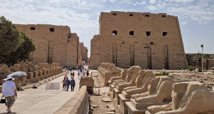 Entrée d'un complexe de temples flanquée de statues de sphinx.