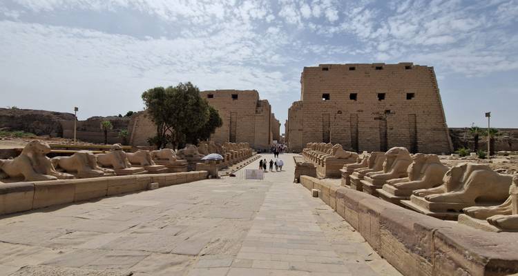 Avenue des Sphinx menant à l'entrée d'un grand temple antique.