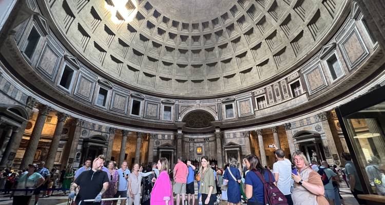 Visiteurs à l'intérieur du Panthéon à Rome.