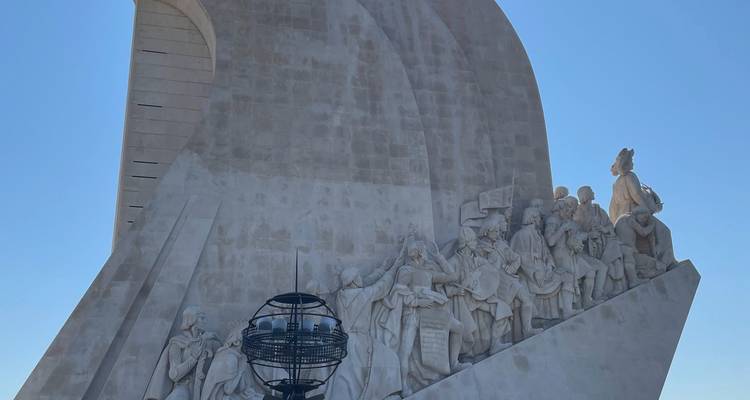 Vue de côté d'un monument avec des figures historiques.