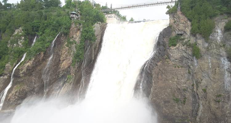 Une grande cascade dégringolant le long de falaises rocheuses.