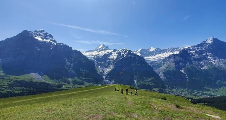Paysage de montagne enneigée avec un ciel bleu clair.