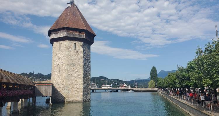 Tour d'eau historique et pont au-dessus d'une rivière.