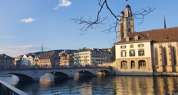 Paysage urbain historique avec une rivière et un pont.