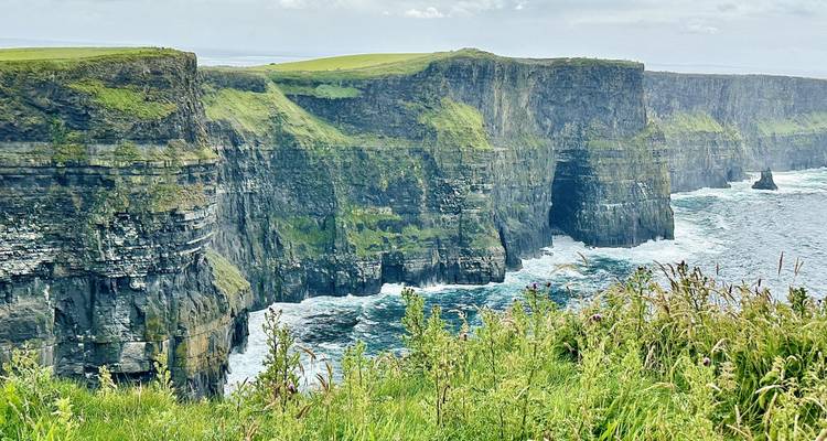 Rand der Cliffs of Moher mit Blick auf das Meer.