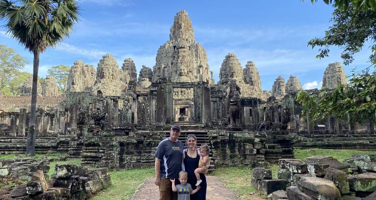 Familia posando frente a las ruinas de Angkor Wat.