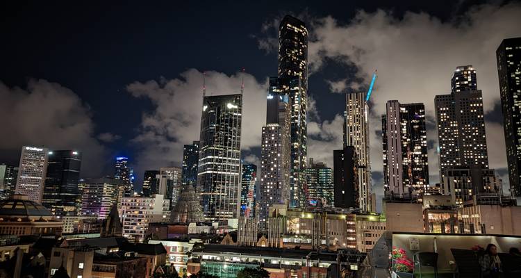 Horizon urbain avec gratte-ciel illuminés la nuit.