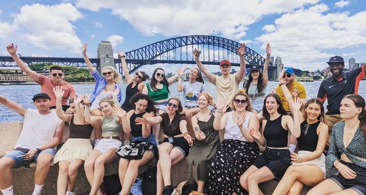 Rassemblement de groupe avec le pont du port de Sydney en arrière-plan.