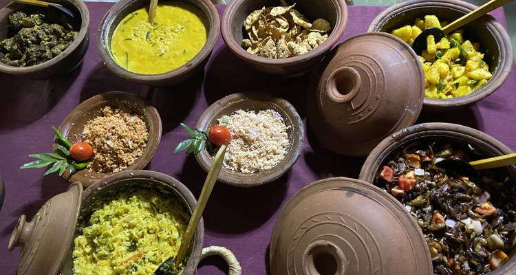 Assortiment de plats traditionnels dans des pots en argile