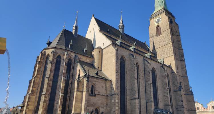 Cathédrale gothique avec un clocher contre un ciel bleu.