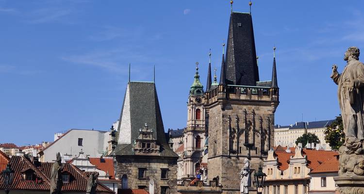 Prague avec son architecture pittoresque sous un ciel dégagé.
