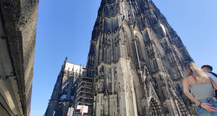 Majestueuse cathédrale de Cologne vue en contre-plongée.