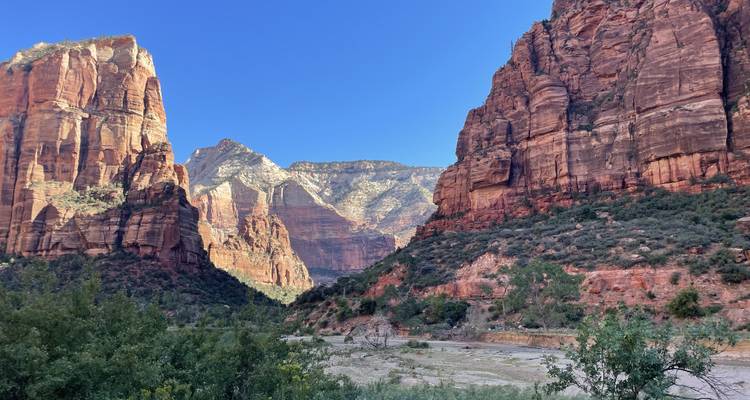 Paisaje dramático de cañón con formaciones rocosas vívidas.