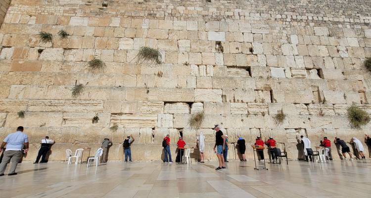 Personas orando en el Muro de los Lamentos en Jerusalén.