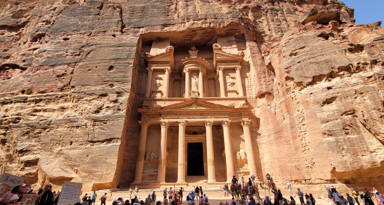 El Tesoro de Petra tallado en la pared rocosa en Jordania.