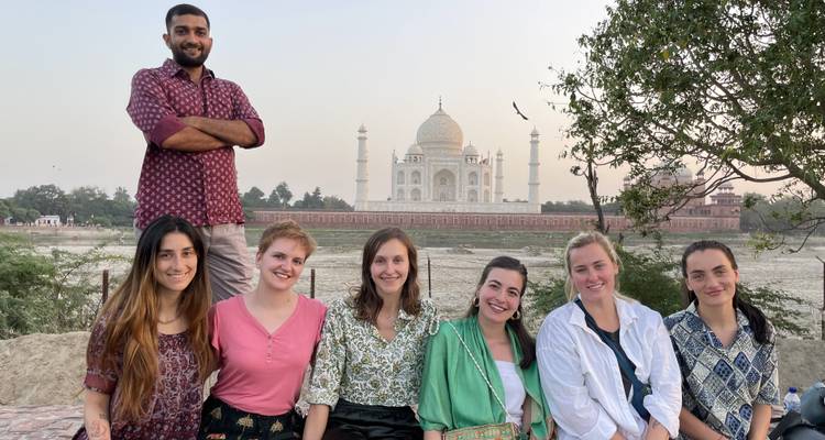 Groupe posant avec le Taj Mahal en arrière-plan.