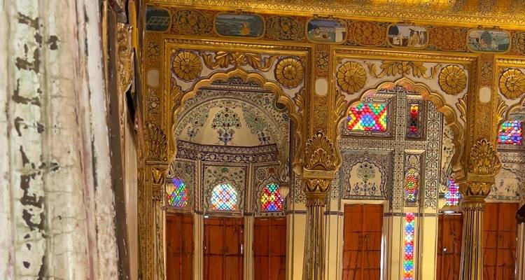 Intérieur d'un palais avec des motifs complexes et des verreries colorées.