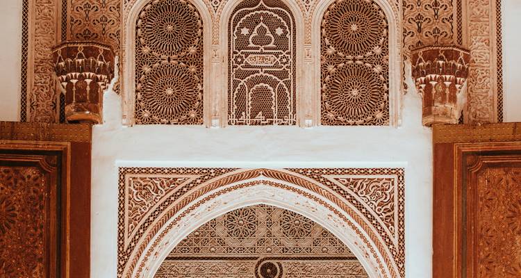 Détails architecturaux ornés à l'intérieur d'un bâtiment.