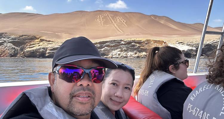 Couple lors d'une excursion en bateau près du géoglyphe du candélabre de Paracas.