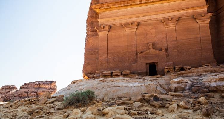 Un monument du désert sculpté dans une roche de grès.