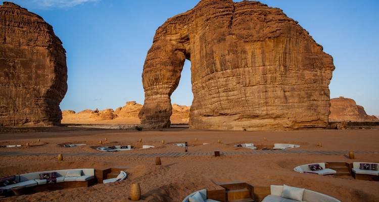 Une formation rocheuse pittoresque dans un décor désertique avec des aménagements de sièges.