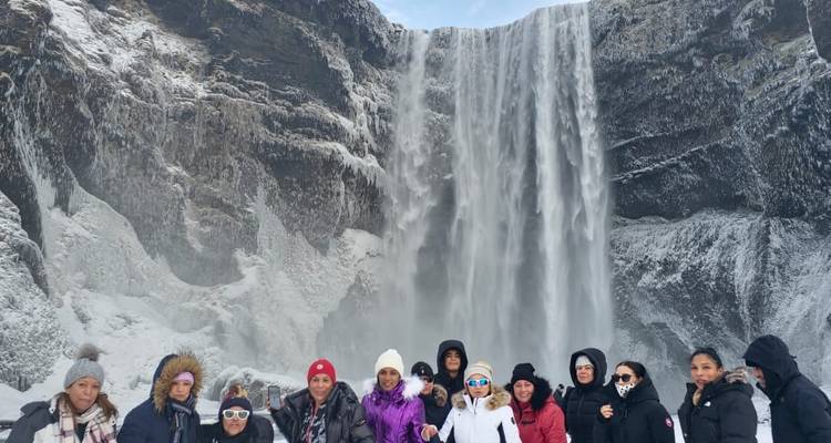 Groupe devant une grande cascade.