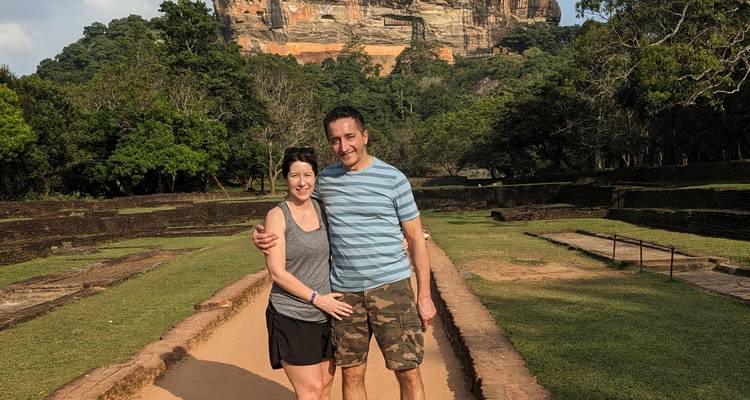 Couple posant avec la forteresse rocheuse de Sigiriya en arrière-plan.