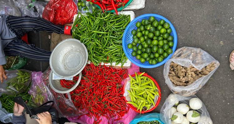 Mercados con cestas de verduras y especias coloridas.