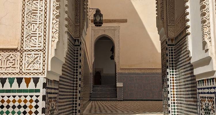 Carrelage complexe décorant un intérieur historique.