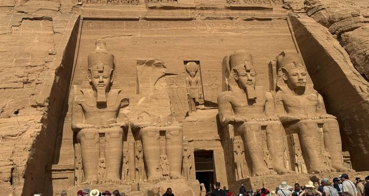 Estatuas colosales de Ramsés II en Abu Simbel con turistas.