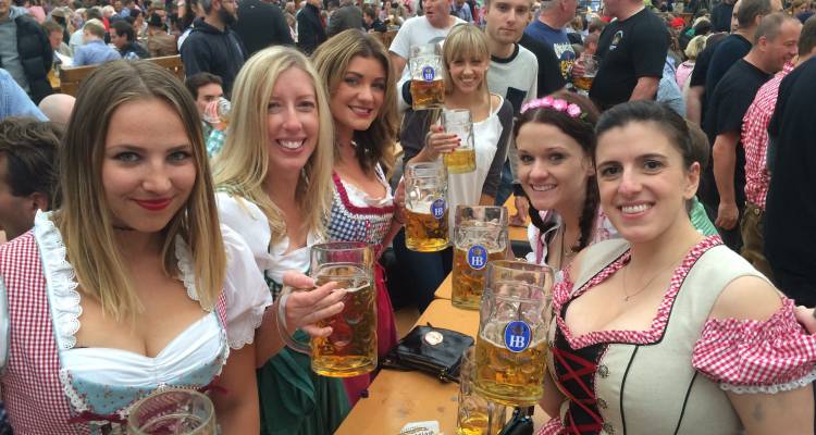 Девушки едут в мюнхен. Октоберфест в Мюнхене. Oktoberfest отели Турция. Девушки Мюнхена. Жизнь в Мюнхене для русских.