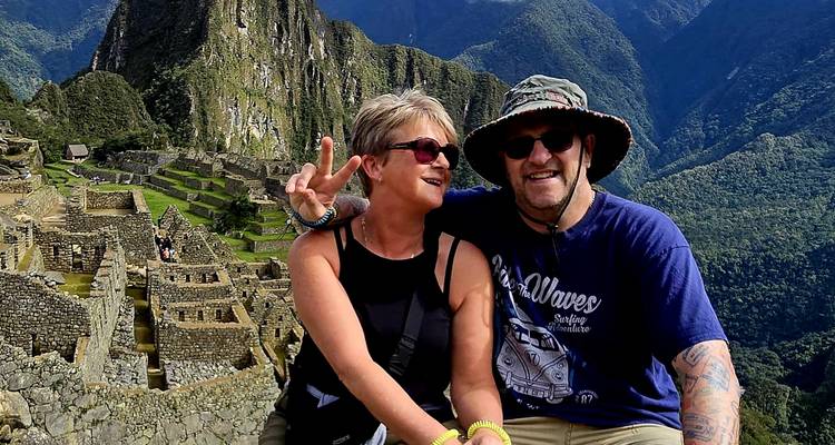 Paquete turístico completo de 4 días en Cusco- Visita a la ciudad, Valle Sagrado, Machupicchu en tren y Montaña Arco Iris - MEGAEXPEDITIONS 1