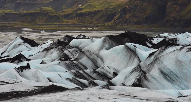 Verschneite Gletscherlandschaft mit malerischer Aussicht.