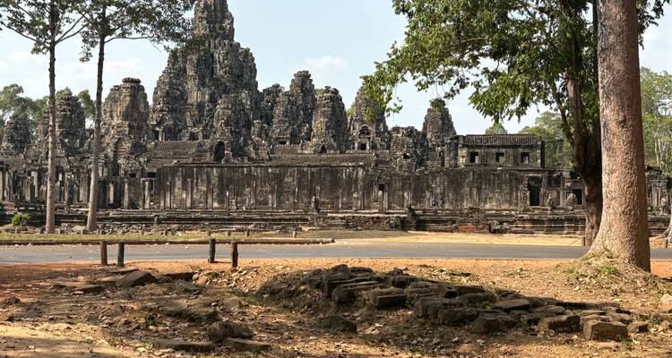 Ruinas de un templo antiguo rodeadas de árboles en un claro.