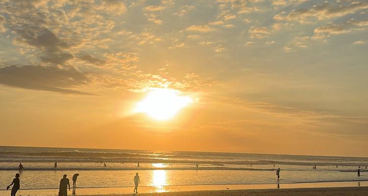 Coucher de soleil époustouflant sur une plage avec des vagues.