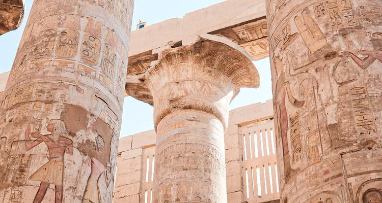 Columnas ornamentadas en un templo del antiguo Egipto.