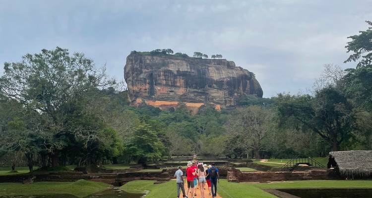 Des touristes marchent vers la forteresse rocheuse de Sigiriya.
