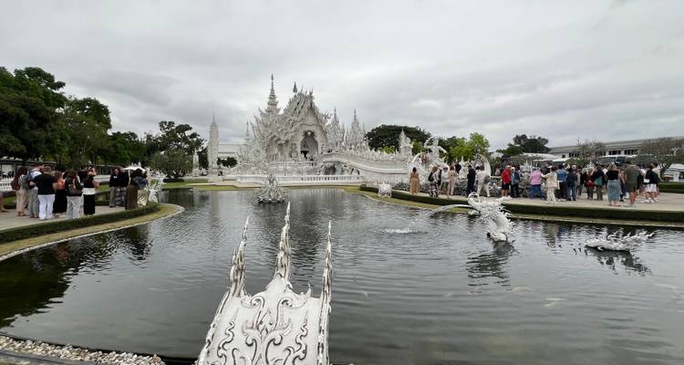 Witte Tempel in Chiang Rai met bezoekers.