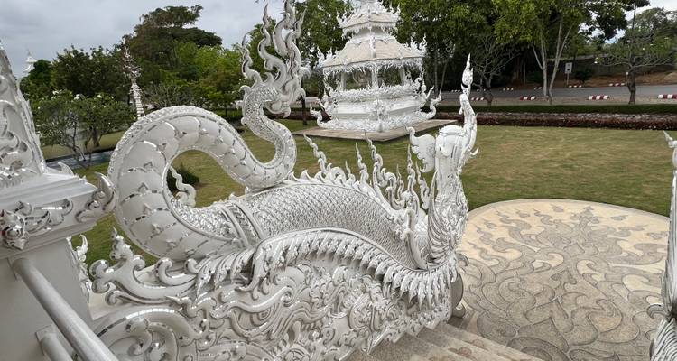 Ingewikkelde witte tempelbeeldhouwkunst en architectuur.