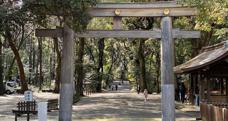 Une porte torii japonaise traditionnelle avec des gens qui la traversent.
