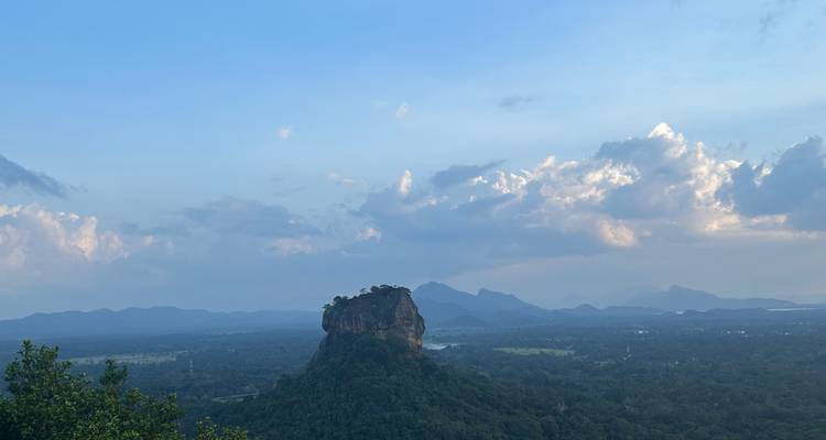 Vue lointaine de la forteresse rocheuse de Sigiriya.