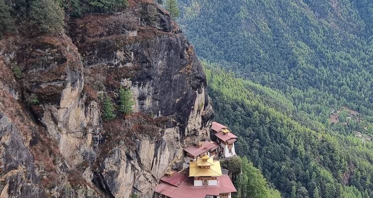 Vista desde un punto elevado del Monasterio de Taktshang en un acantilado.