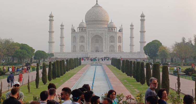 Taj Mahal bondé de touristes.