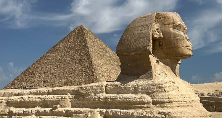 Sphinx et pyramide sous un ciel dégagé.