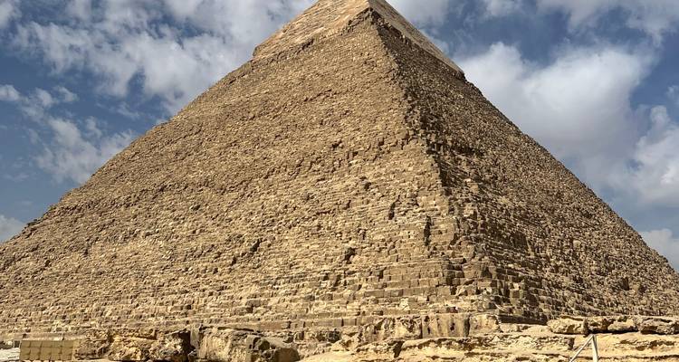 Grande Pyramide de Gizeh sous un ciel dégagé.