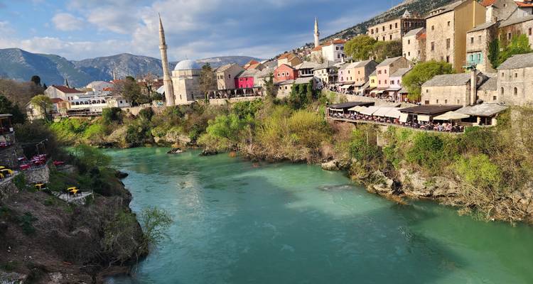 Découvrez la beauté de la Bosnie lors d'un circuit de 4 jours en toutes saisons au départ de Dubrovnik. Visitez les forteresses ottomanes, les anciens monastères orthodoxes, les vieilles villes fortifiées, la cascade de Kravica et la grotte de Vjetr… - Monterrasol Travel 1